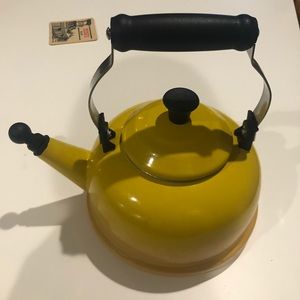 LE CREUSET TEA KETTLE / whistles